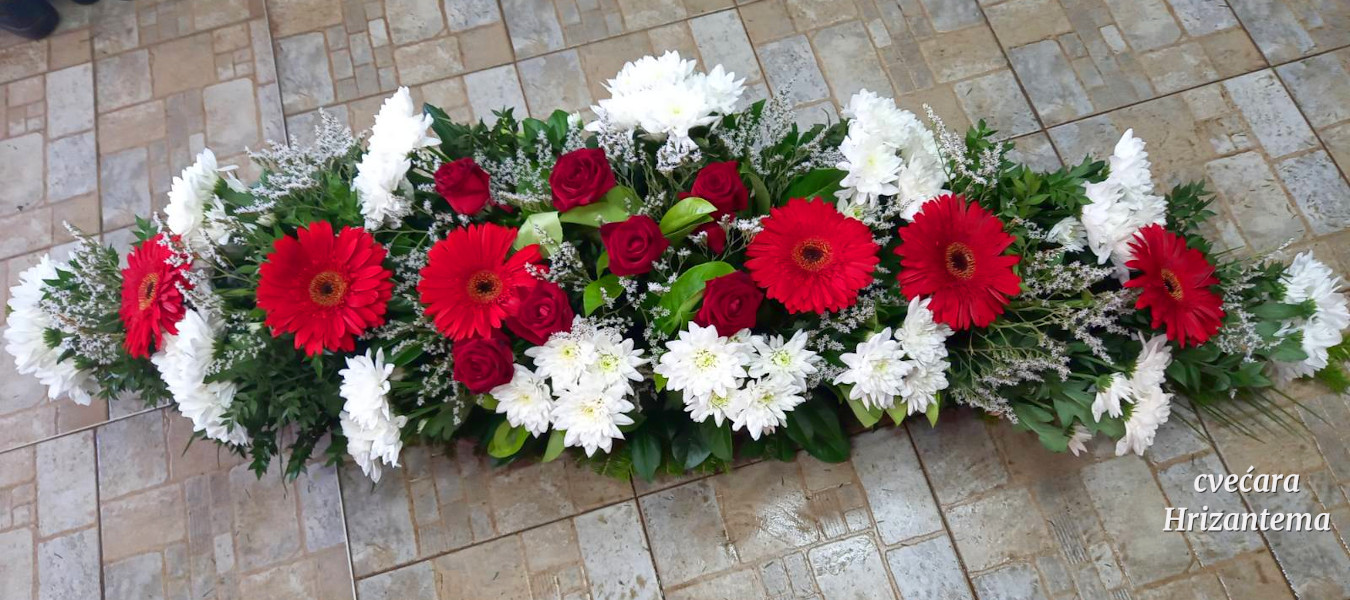 dvostranican suza za sahrane za sanduk prirodno cvece crvene ruze crveni gerberi bele hrizanteme baltika