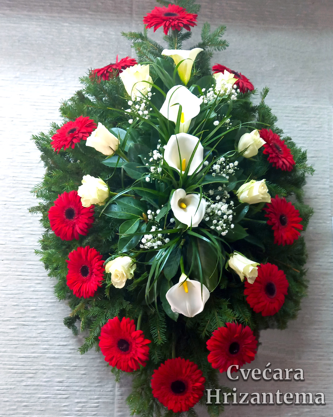 Prirodni venac cvecara orlovaca bele kale bele ruze crveno crni gerber prirodni venac