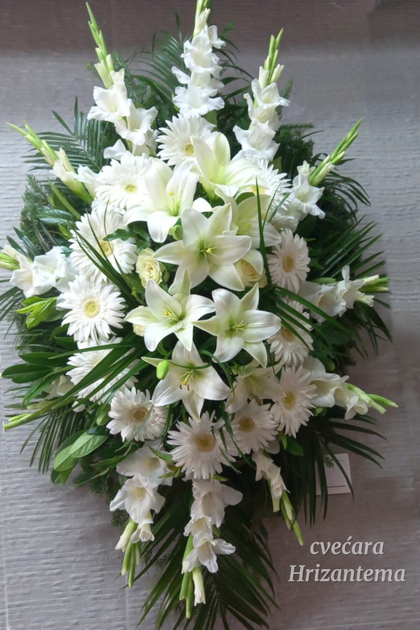 Prirodni venac beli ljiljan bela ruza beli gerber bela gladiola zelenilo samo robelini
