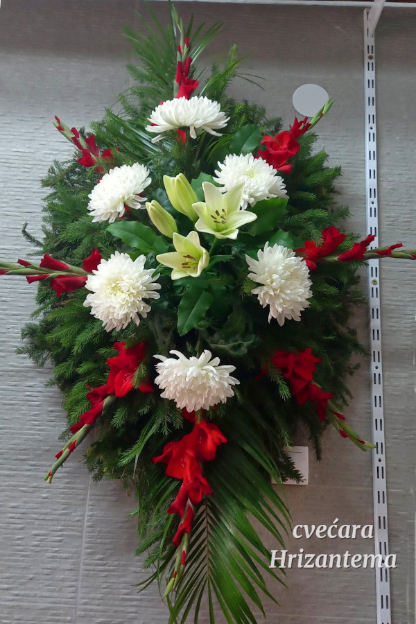 Prirodni venac beli ljiljan bele hrizanteme palisadke crvene gladiole robelini zelenilo porodicni venac za sahrane