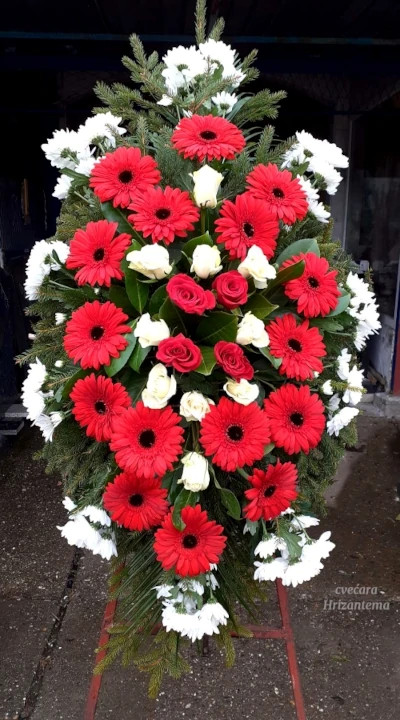 Venac od crvenih i belih ruža, gerbera i margareta