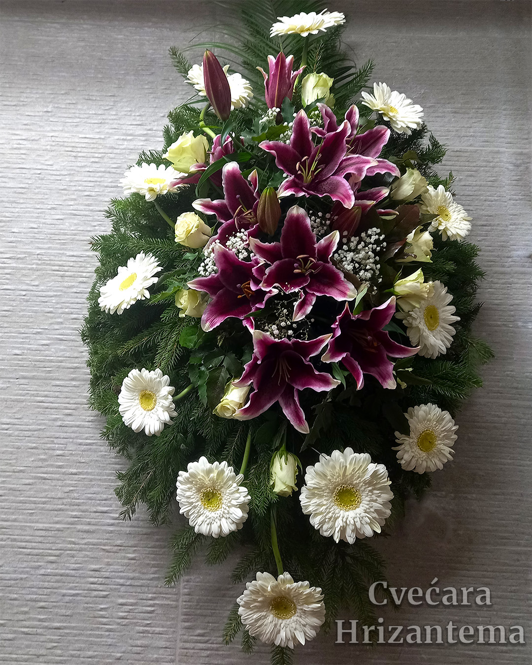 Prirodni venac orijental ljiljan ljubicasti bele ruze beli gerber venac za sahranu cvecara orlovaca